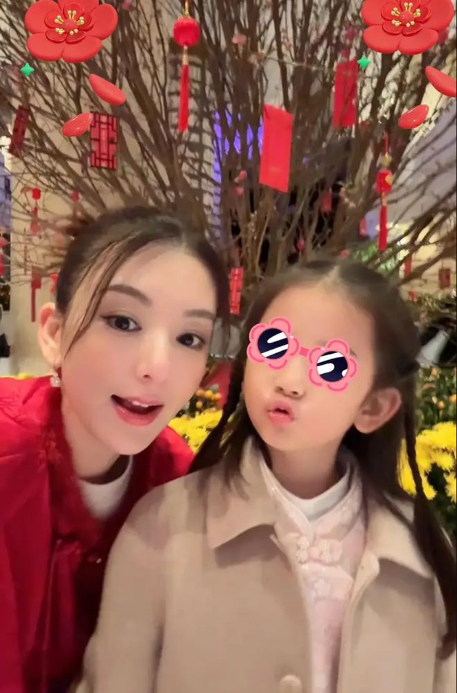 方媛穿红衣喜庆又美艳俩女儿一个比一个可爱！爱游戏app最新登录入口郭富城晒全家福！(图4)