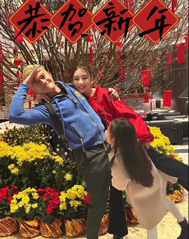 方媛穿红衣喜庆又美艳俩女儿一个比一个可爱！爱游戏app最新登录入口郭富城晒全家福！(图2)