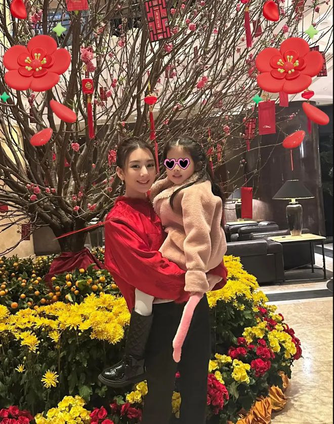 方媛穿红衣喜庆又美艳俩女儿一个比一个可爱！爱游戏app最新登录入口郭富城晒全家福！(图3)