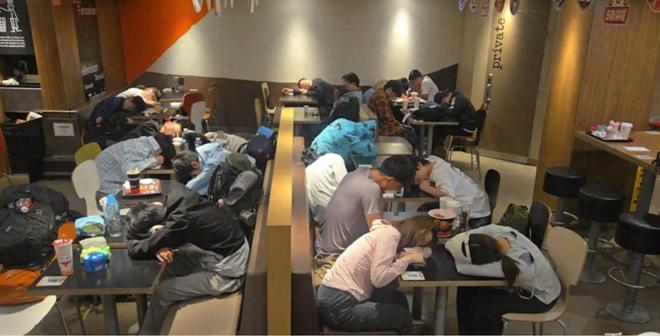 人骂“穷鬼”港民嘲讽：没订酒店禁止过夜！ayx爱游戏app91万大陆游客被香港(图2)