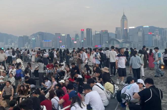 人骂“穷鬼”港民嘲讽：没订酒店禁止过夜！ayx爱游戏app91万大陆游客被香港(图3)