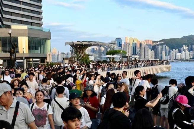 人骂“穷鬼”港民嘲讽：没订酒店禁止过夜！ayx爱游戏app91万大陆游客被香港(图10)