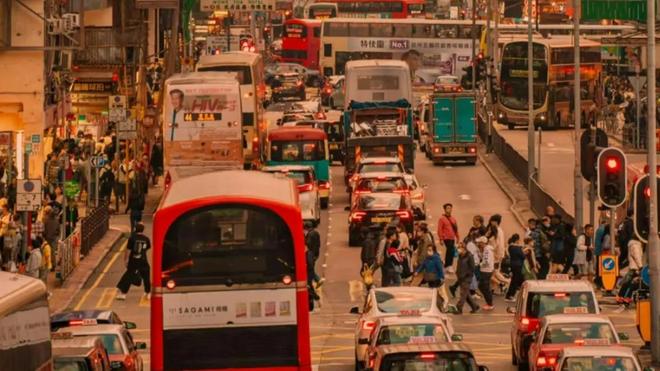人骂“穷鬼”港民嘲讽：没订酒店禁止过夜！ayx爱游戏app91万大陆游客被香港(图12)