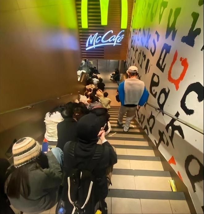 人骂“穷鬼”港民嘲讽：没订酒店禁止过夜！ayx爱游戏app91万大陆游客被香港(图16)