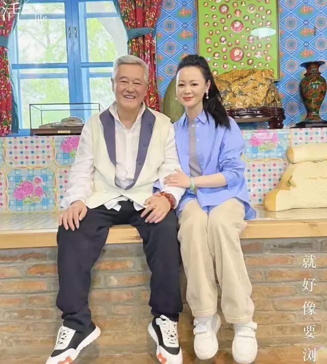 ！装修喜庆有不少珍藏品自己种菜做饭爱游戏最新67岁赵本山辽宁老家曝光(图1)